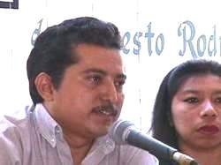 Santiago Canto Sosa y Briceida Cuevas presentan un libro. Foto: Ramn Surez
